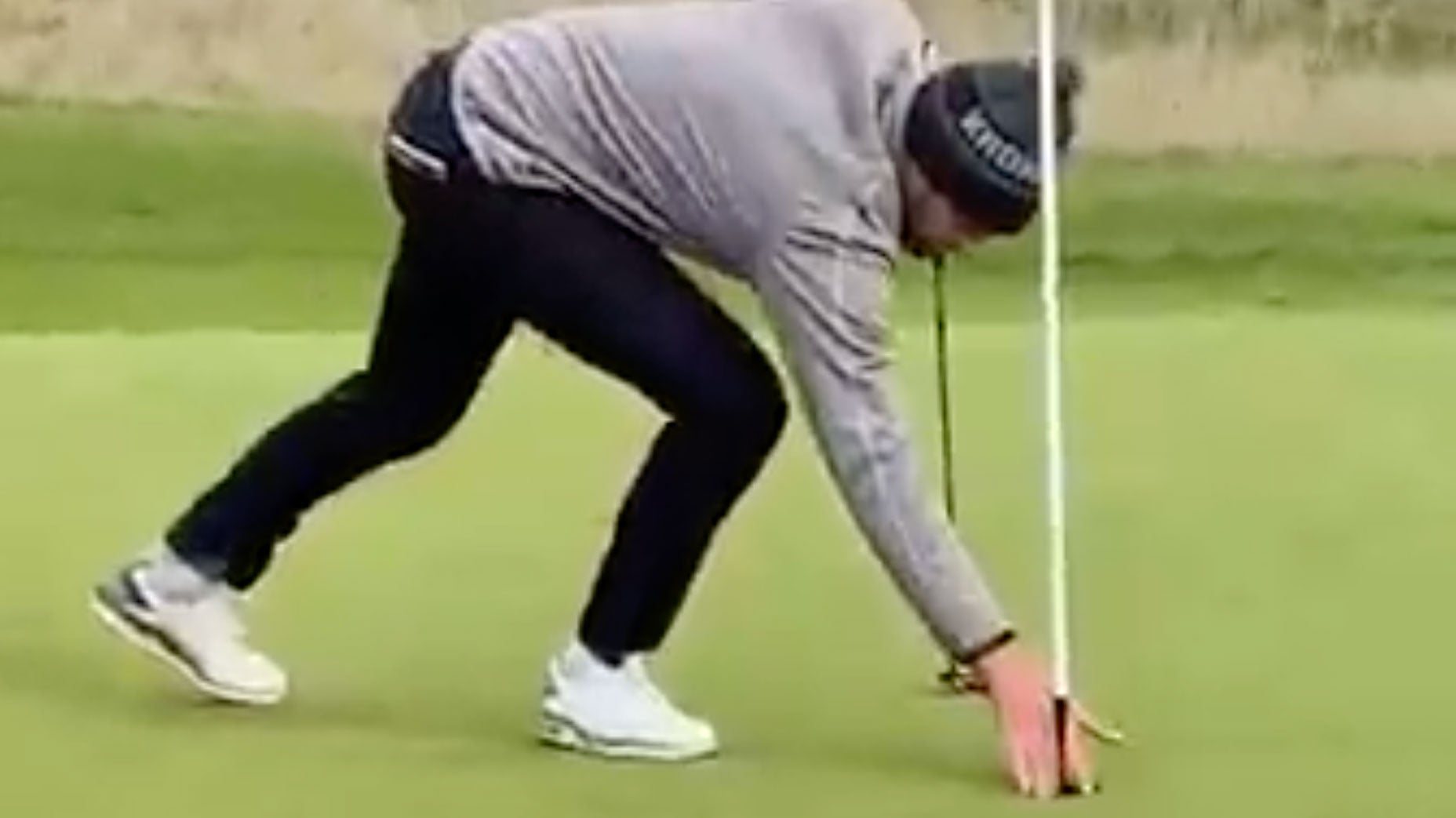 Pro makes albatross on 18th hole (!), wins event (!!) and season title (!!!)