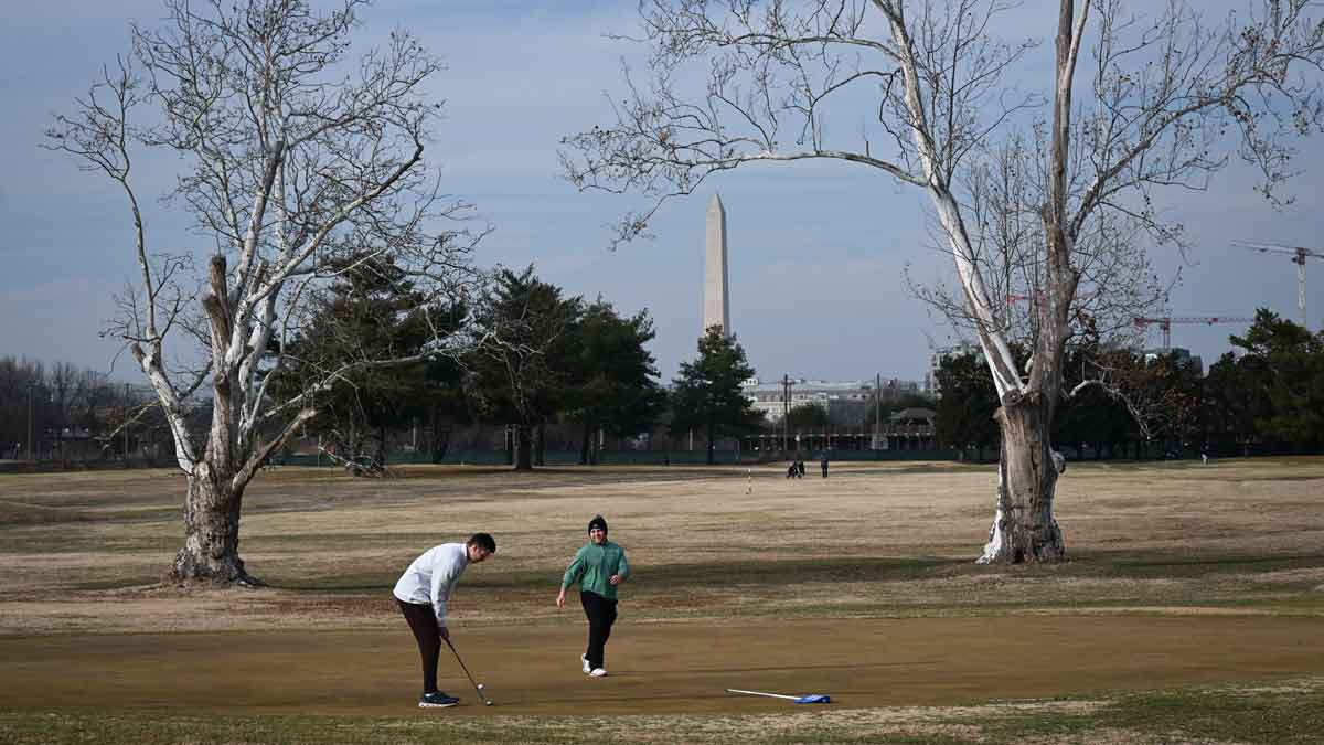 ack Faraone barely misses a put as Cameron Levine reacts as they play golf at East Potomac Golf Links on Thursday January 08, 2026 in Washington, DC.