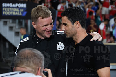 (L-R) Newcastle United's manager Eddie Howe and his Arsenal counterpart Mikel Arteta