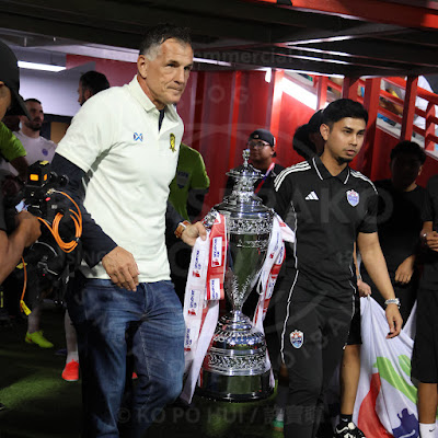 Aleksandar Duric (left) and Adam Swandi (right) carrying the Singapore Cup