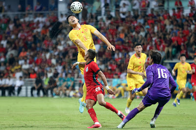 A nervous moment at the Chinese backline during the match