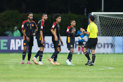The Selangor players having a word with the referee.