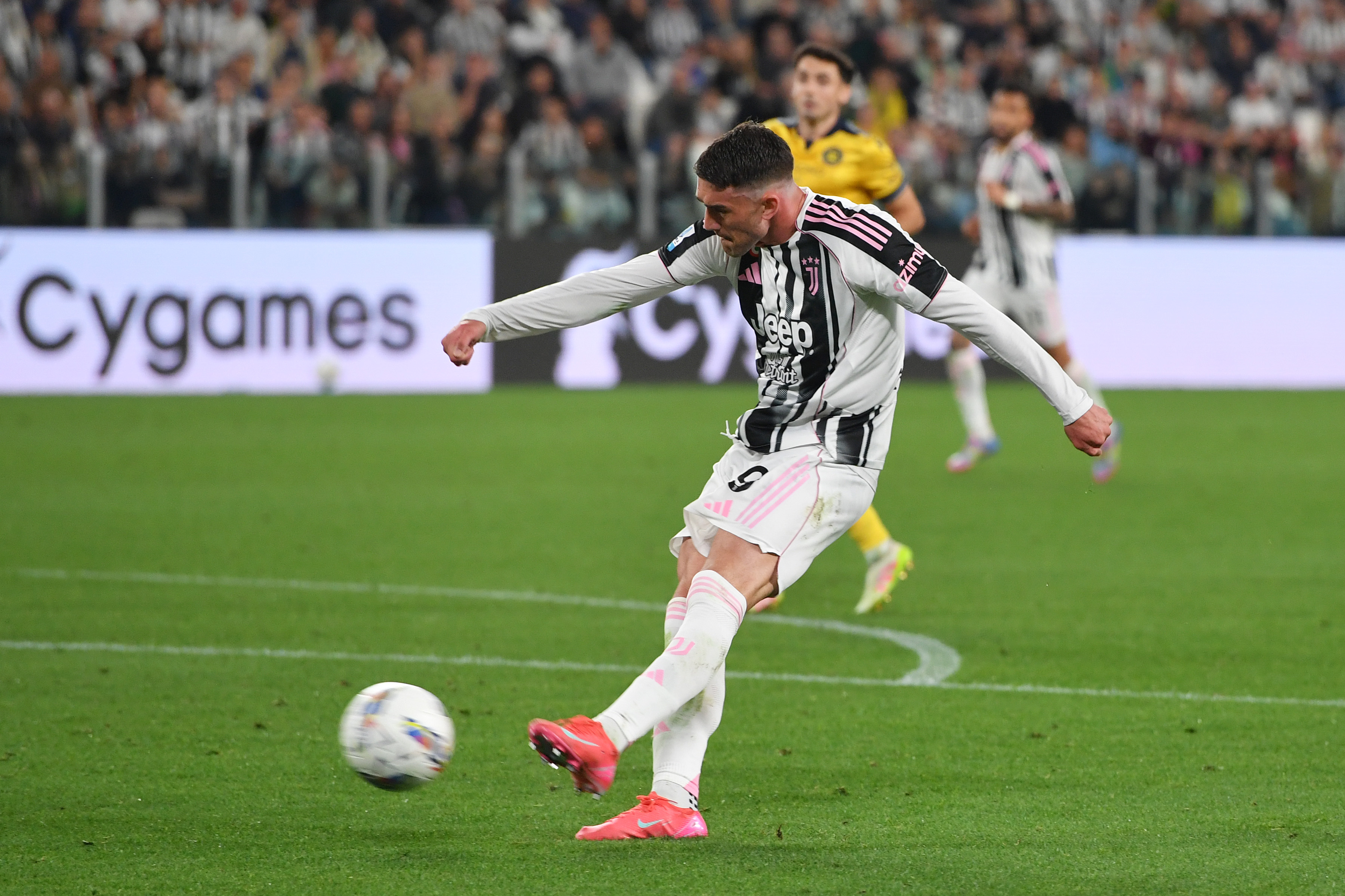 Dusan Vlahovic scoring against Udinese