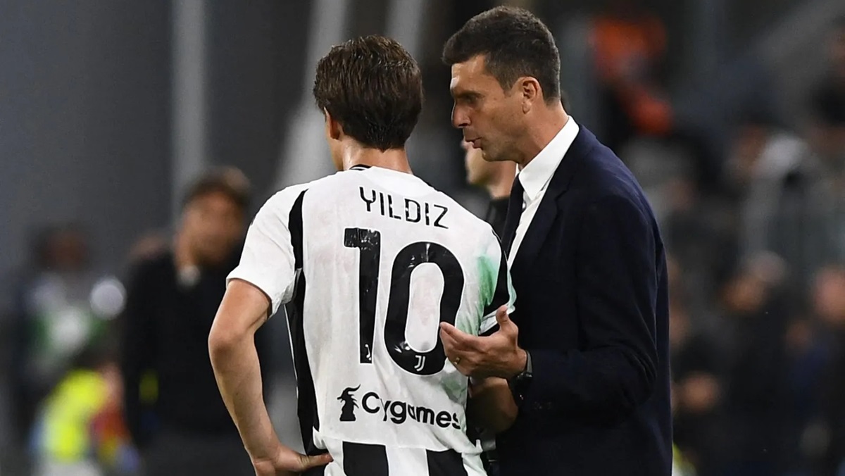 Thiago Motta giving instructions to Juventus teenager Kenan Yildiz