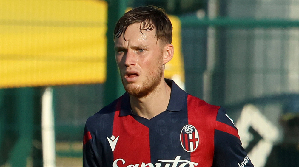 Beukema on the pitch for Bologna