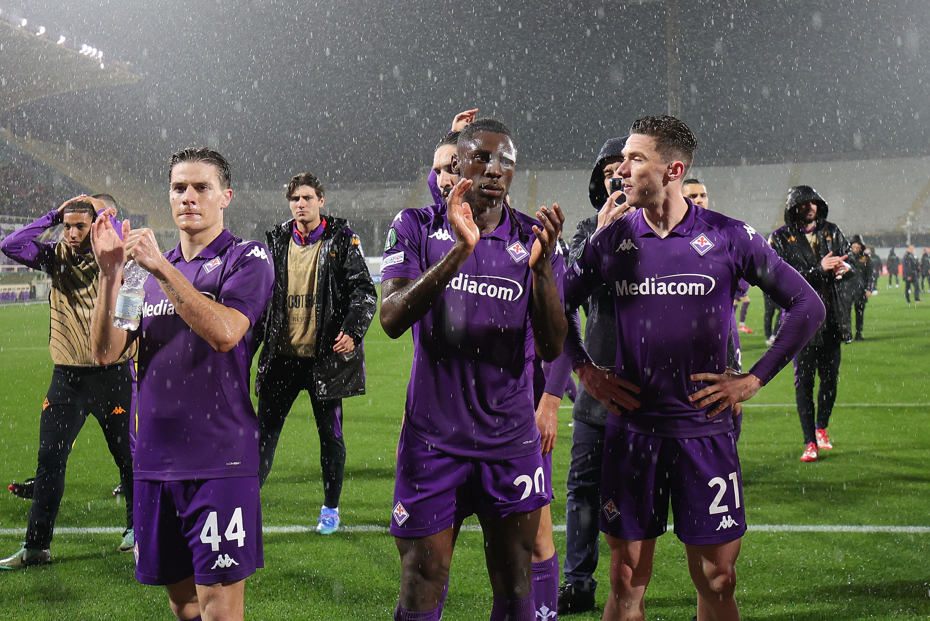 Moise Kean and Nicolo Fagioli applauding Fiorentina fans