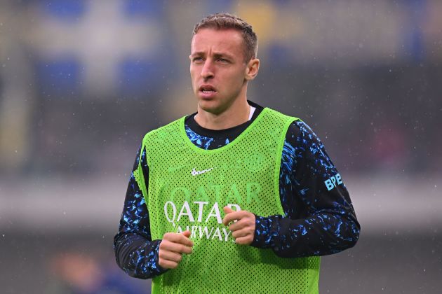 Davide Frattesi warming up